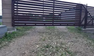 Prześwit pod bramą jest spory. Jak zmniejszyć prześwit pod bramą? Może warto rozważyć montaż dodatkowej listwy lub obniżenie bramy.