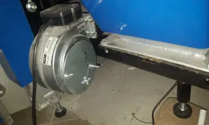 Metalowa klapka wentylatora z regulowanym ustawieniem odważnika.