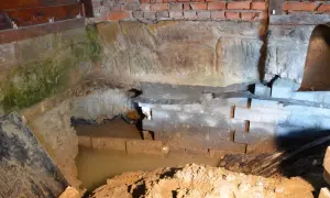 Woda gruntowa w piwnicy? Widoczna kałuża i wilgotne mury wskazują na problem. Co robić, by osuszyć fundamenty i zapobiec dalszym szkodom?