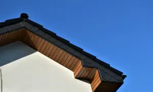 Elegancka nadbitka i podbitka dachu domu pod błękitnym niebem.