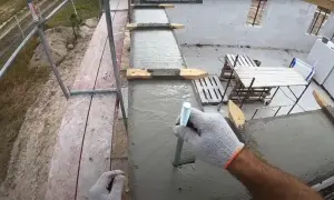 Jak prawidłowo montować kotwy pod murłatę, aby uniknąć problemów?