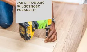 Sprawdzanie jaka wilgotność posadzki pod panele jest kluczowe. Dłoń w zielonej rękawicy przykręca element wiertarko-wkrętarką.