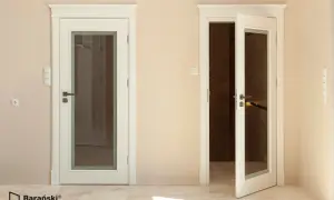 Eleganckie białe drzwi, jedne otwarte, drugie zamknięte. Czy to drzwi lakierowane czy okleina?