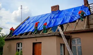 Ile kosztuje pozwolenie na remont dachu? Sprawdź, by uniknąć kosztów