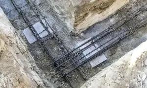 Zbrojenie fundamentowe w wykopie. Widać, że można spawać zbrojenie, tworząc solidną konstrukcję.