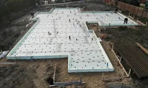 Płyta fundamentowa na glinie, przygotowana do wylania betonu. Widać zbrojenie i izolację.