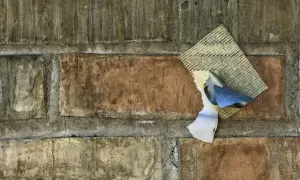 Stara ceglana ściana z fragmentami tynku i siatki. Ciekawi mnie, ile schnie cement, gdy tak się rozpada.