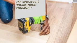 Sprawdzanie jaka wilgotność posadzki pod panele jest kluczowe. Dłoń w zielonej rękawicy przykręca element wiertarko-wkrętarką.