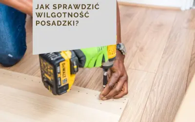 Sprawdzanie jaka wilgotność posadzki pod panele jest kluczowe. Dłoń w zielonej rękawicy przykręca element wiertarko-wkrętarką.