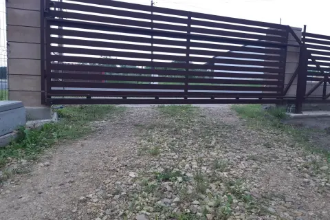 Prześwit pod bramą jest spory. Jak zmniejszyć prześwit pod bramą? Może warto rozważyć montaż dodatkowej listwy lub obniżenie bramy.
