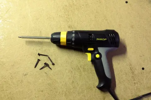 Jak wkręcać wkręty do drewna, aby uniknąć pęknięć i uszkodzeń