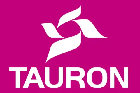 Logo Tauron na fuksjowym tle. Biały symbol przypomina ptaka lub płomień. Pod nim napis "TAURON". Idealne do wyboru taryfy g12w Tauron.
