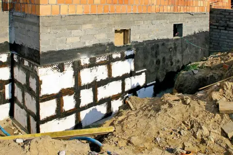Nowe ściany w piwnicy z izolacją przeciwwilgociową i drenarską. To świetny pomysł na ściany w piwnicy, zapewniający ochronę przed wilgocią.