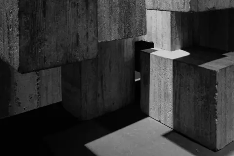 Betonowe bloki tworzą abstrakcyjną kompozycję, gdzie światło i cień rzeźbią formy. To jakby fragmenty miasta, które w tej chwili są tylko cem iii.