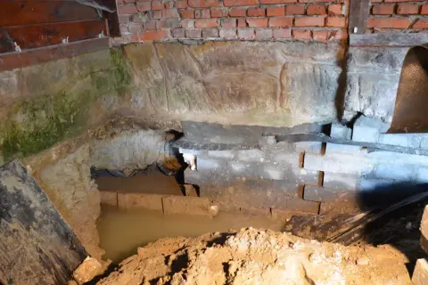 Woda gruntowa w piwnicy? Widoczna kałuża i wilgotne mury wskazują na problem. Co robić, by osuszyć fundamenty i zapobiec dalszym szkodom?