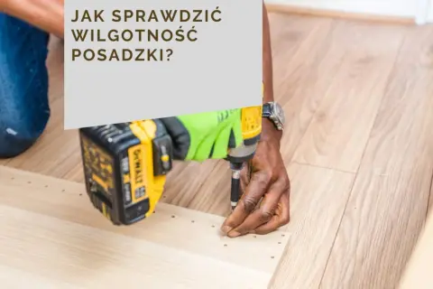Sprawdzanie jaka wilgotność posadzki pod panele jest kluczowe. Dłoń w zielonej rękawicy przykręca element wiertarko-wkrętarką.