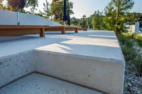 Jaki beton na taras - wybierz trwały i estetyczny materiał na zewnątrz