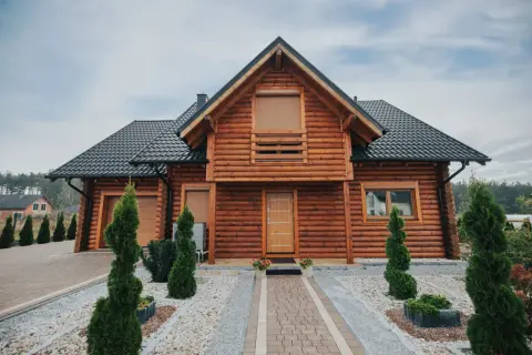 Ile kosztuje wybudowanie domu z drewna? Sprawdź, co wpływa na ceny