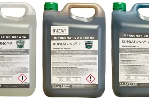 Trzy kanistry z impregnatem do drewna Kuprafung-P: bezbarwny, brązowy i zielony. Idealny, gdy zastanawiasz się, jaki impregnat do więźby dachowej wybrać.