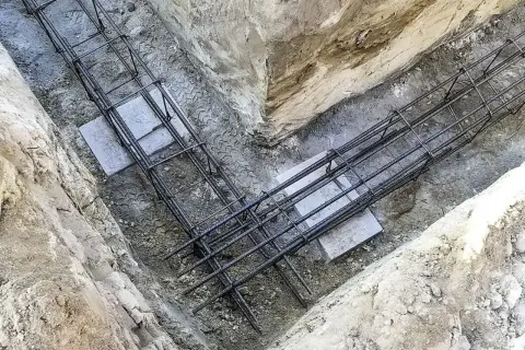 Zbrojenie fundamentowe w wykopie. Widać, że można spawać zbrojenie, tworząc solidną konstrukcję.