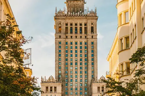Ile kosztuje wybudowanie wieżowca? Przykłady i czynniki wpływające na ceny
