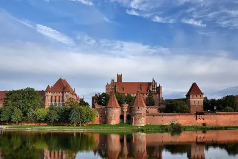Kto wybudował zamek w Malborku? Fascynująca historia i architektura