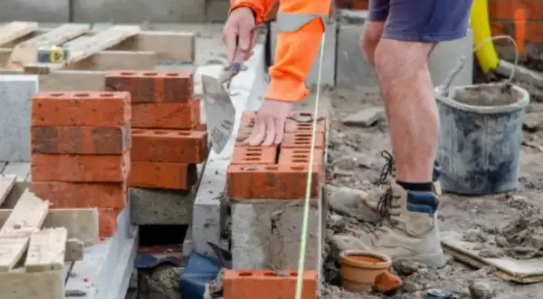 Ile worków zaprawy murarskiej na palecie? Sprawdź, zanim kupisz!