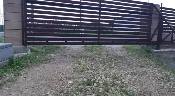 Prześwit pod bramą jest spory. Jak zmniejszyć prześwit pod bramą? Może warto rozważyć montaż dodatkowej listwy lub obniżenie bramy.