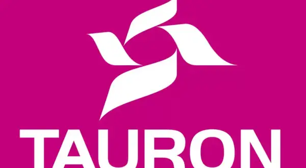 Logo Tauron na fuksjowym tle. Biały symbol przypomina ptaka lub płomień. Pod nim napis "TAURON". Idealne do wyboru taryfy g12w Tauron.