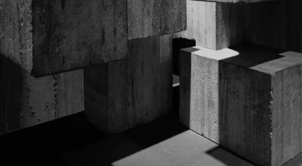 Betonowe bloki tworzą abstrakcyjną kompozycję, gdzie światło i cień rzeźbią formy. To jakby fragmenty miasta, które w tej chwili są tylko cem iii.