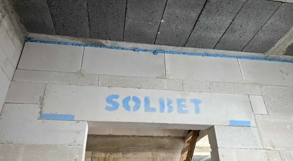 Piana montażowa na styku ścian i stropu. Czy można położyć płytki na dylatacji? Tu widać przygotowania do prac.
