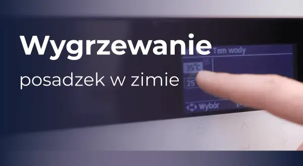Wygrywanie posadzek w zimie: protokół wygrzewania posadzki. Palec wskazuje temperaturę wody 35°C na ekranie sterownika.