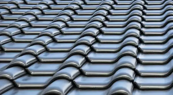 Szare dachówki ceramiczne tworzą falisty wzór na dachu. Ich waga zapewnia stabilność konstrukcji.