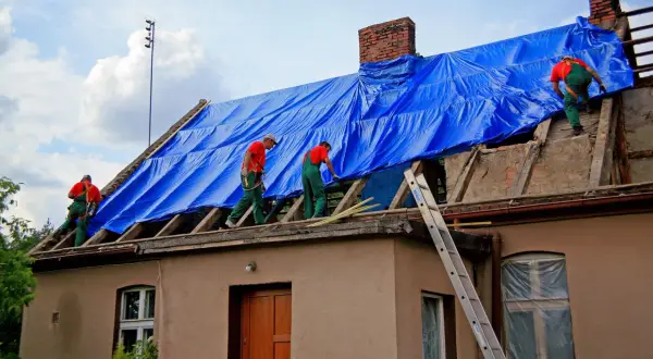 Ile kosztuje pozwolenie na remont dachu? Sprawdź, by uniknąć kosztów