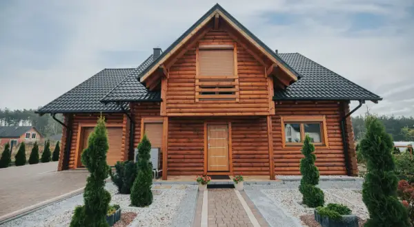 Ile kosztuje wybudowanie domu z drewna? Sprawdź, co wpływa na ceny