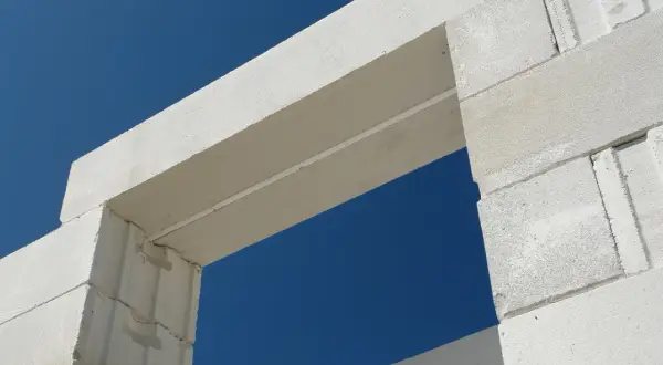 Gotowe nadproża z betonu komórkowego, idealne do budowy otworów okiennych i drzwiowych. Wymiary dopasowane do potrzeb.