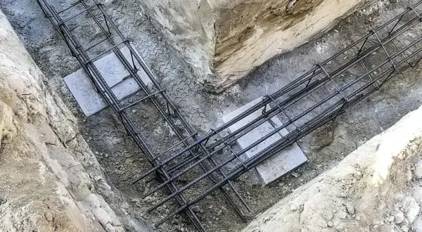 Zbrojenie fundamentowe w wykopie. Widać, że można spawać zbrojenie, tworząc solidną konstrukcję.
