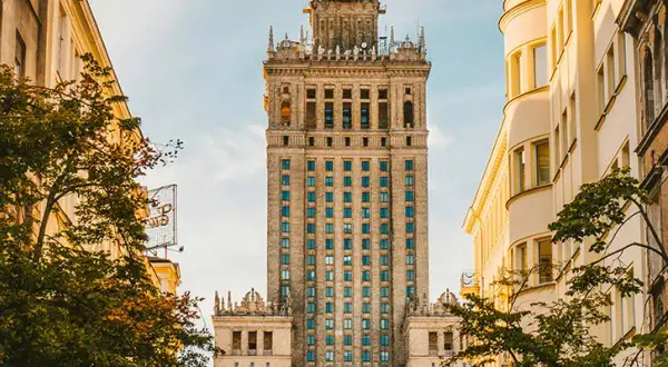 Ile kosztuje wybudowanie wieżowca? Przykłady i czynniki wpływające na ceny