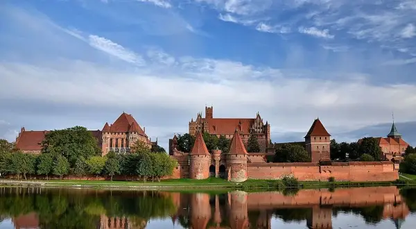 Kto wybudował zamek w Malborku? Fascynująca historia i architektura