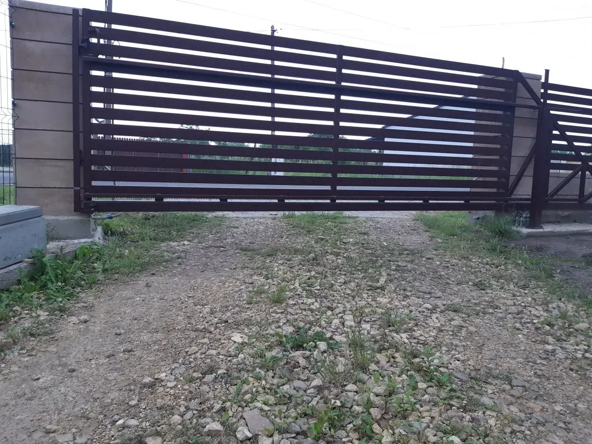 Prześwit pod bramą jest spory. Jak zmniejszyć prześwit pod bramą? Może warto rozważyć montaż dodatkowej listwy lub obniżenie bramy.