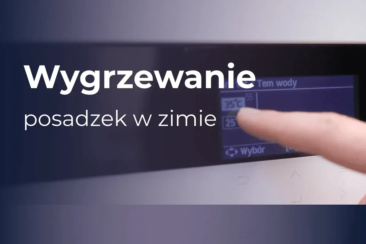 Wygrywanie posadzek w zimie: protokół wygrzewania posadzki. Palec wskazuje temperaturę wody 35°C na ekranie sterownika.