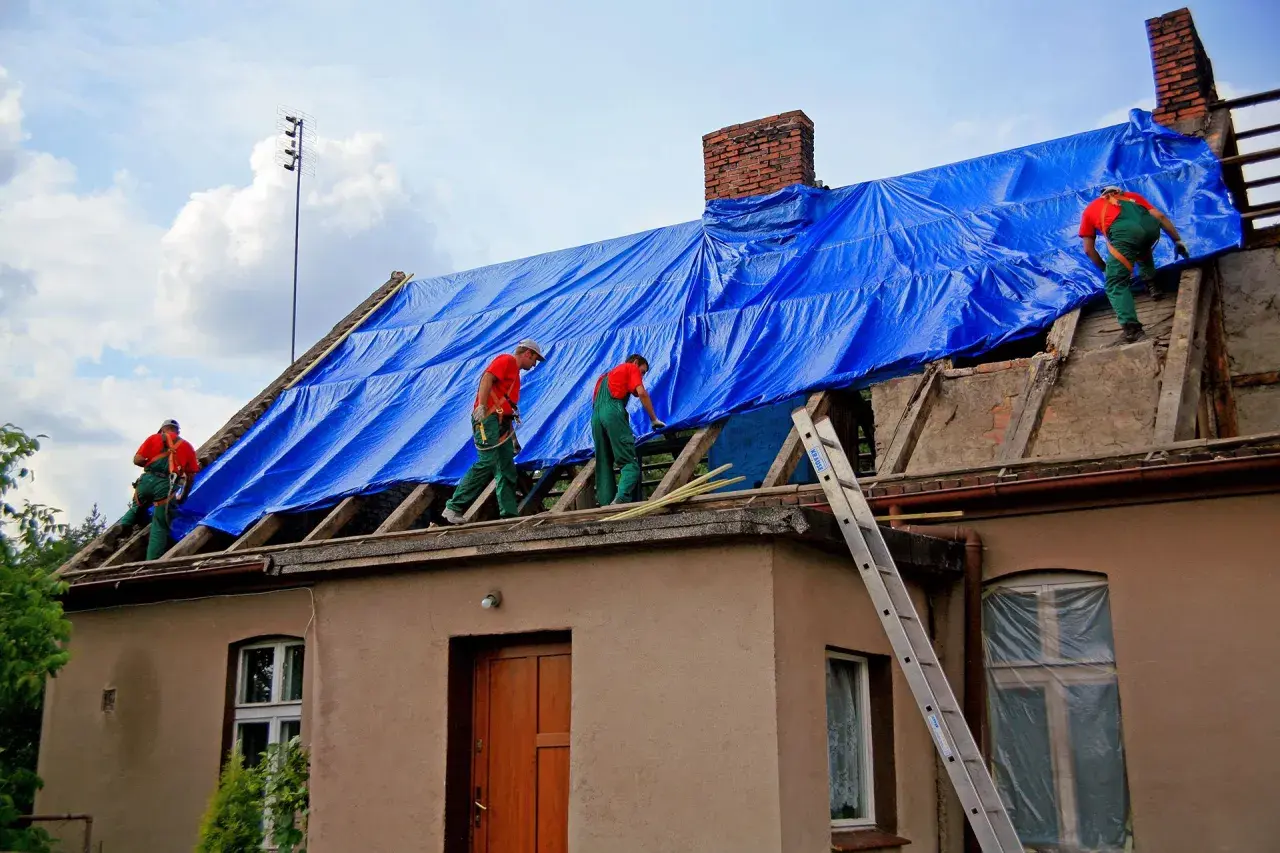 Ile kosztuje pozwolenie na remont dachu? Sprawdź, by uniknąć kosztów