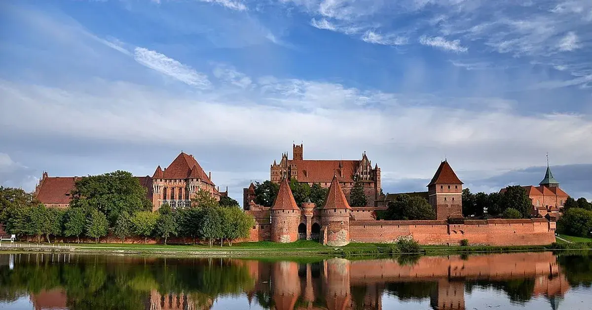 Kto wybudował zamek w Malborku? Fascynująca historia i architektura