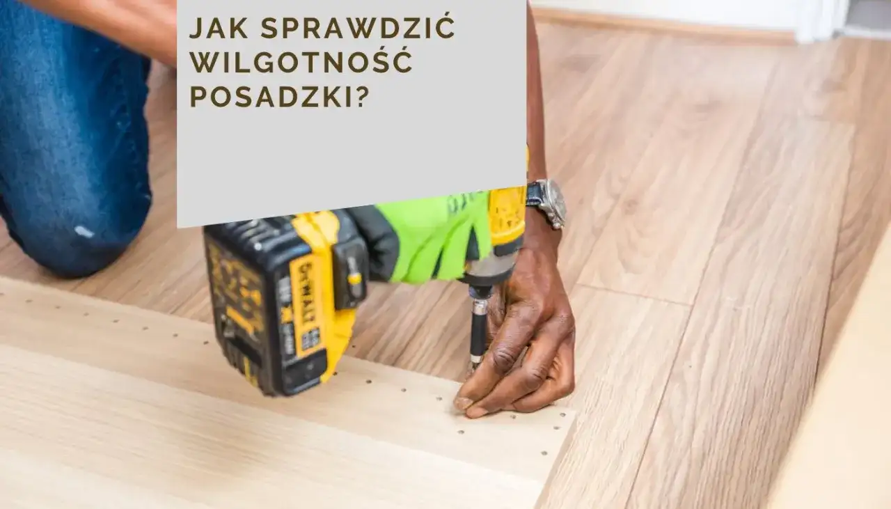 Sprawdzanie jaka wilgotność posadzki pod panele jest kluczowe. Dłoń w zielonej rękawicy przykręca element wiertarko-wkrętarką.