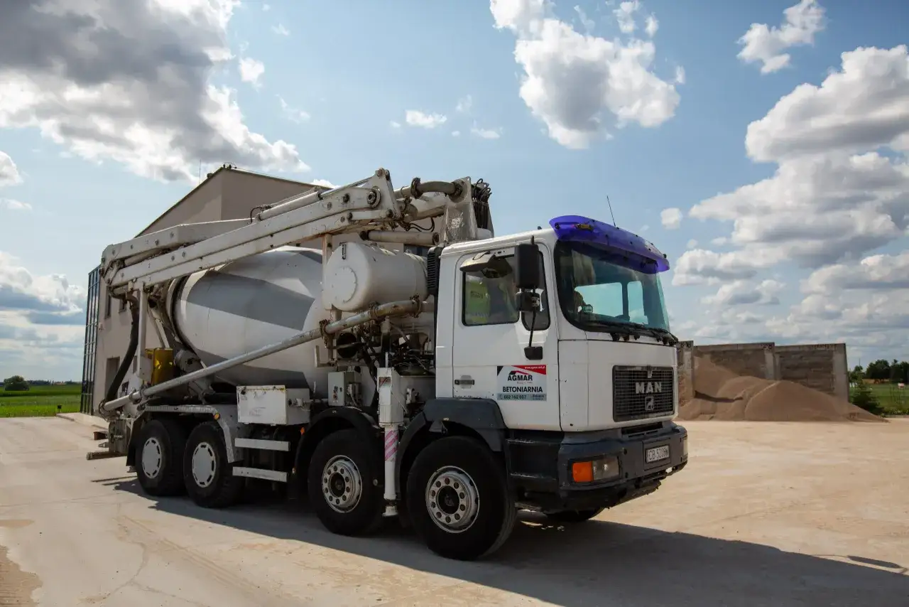 Betoniarka z wysięgnikiem, gotowa do transportu betonu C30/37. Sprawdź aktualną beton c30/37 cena.