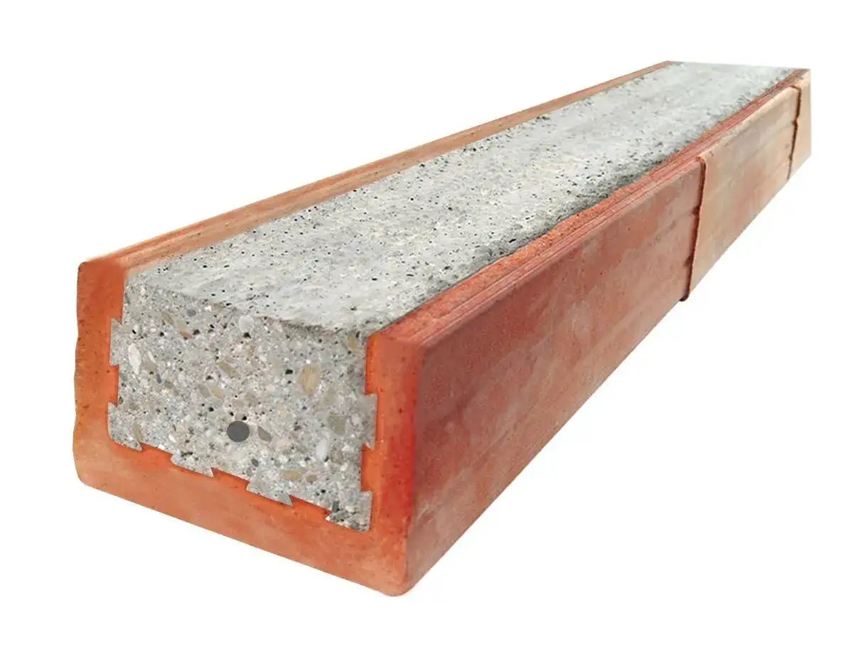 Gotowe nadproża wymiary. Betonowy element konstrukcyjny w pomarańczowej formie, gotowy do montażu.