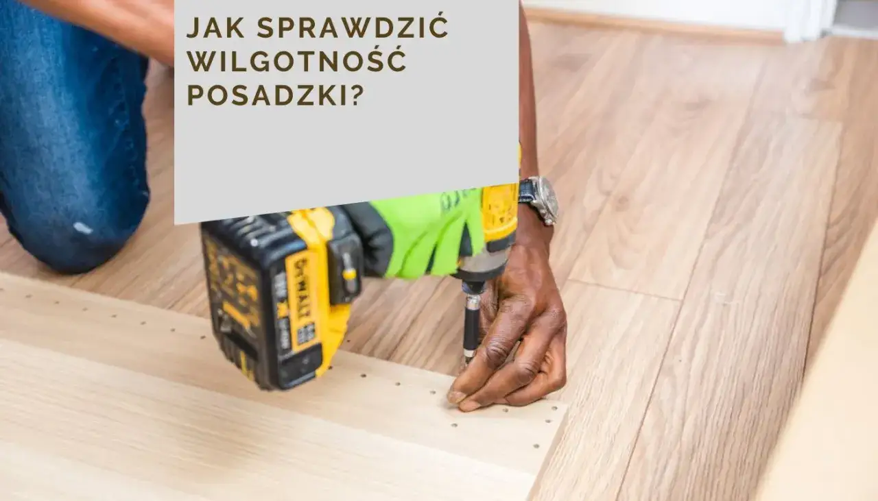 Sprawdzanie jaka wilgotność posadzki pod panele jest kluczowa. Ręka w zielonej rękawicy przykręca element wiertarko-wkrętarką.
