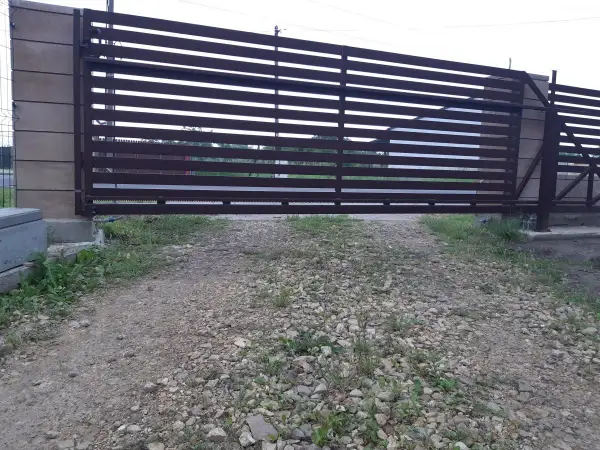 Prześwit pod bramą jest spory. Jak zmniejszyć prześwit pod bramą? Może warto rozważyć montaż dodatkowej listwy lub obniżenie bramy.
