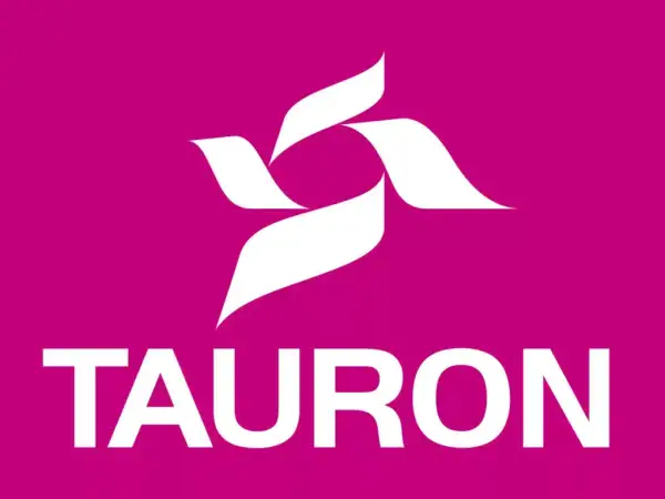 Logo Tauron na fuksjowym tle. Biały symbol przypomina ptaka lub płomień. Pod nim napis "TAURON". Idealne do wyboru taryfy g12w Tauron.