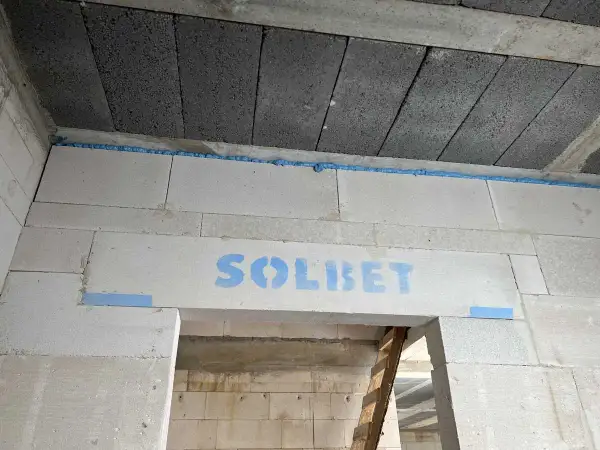 Piana montażowa na styku ścian i stropu. Czy można położyć płytki na dylatacji? Tu widać przygotowania do prac.